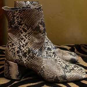 Snakeskin booties TOPSHOP size 6